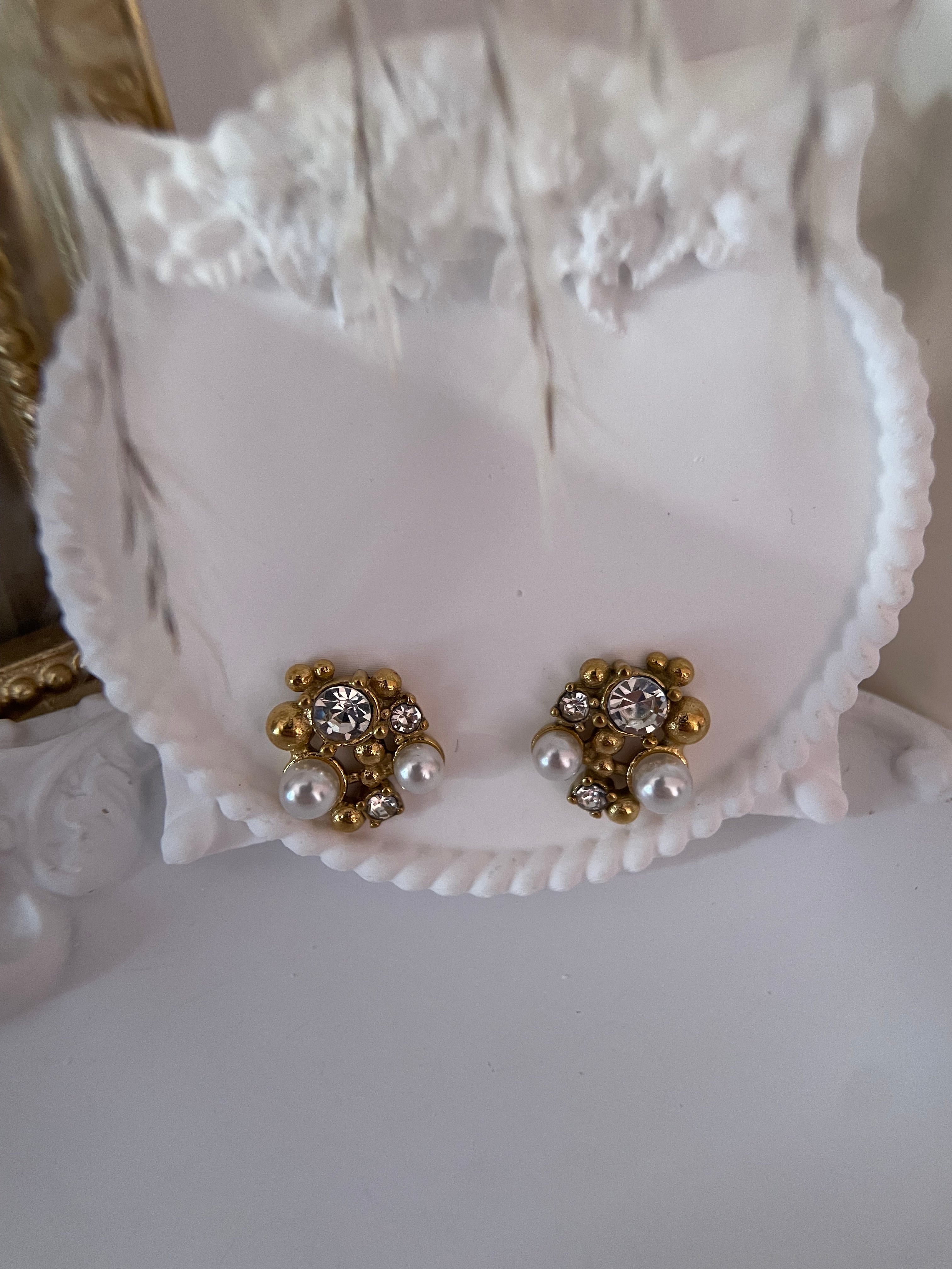 ILARIA || Round Cut Zirconia Stone& pearl Ear Studs